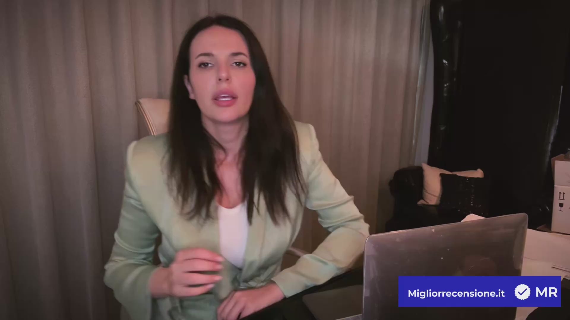 Carica il video: 
